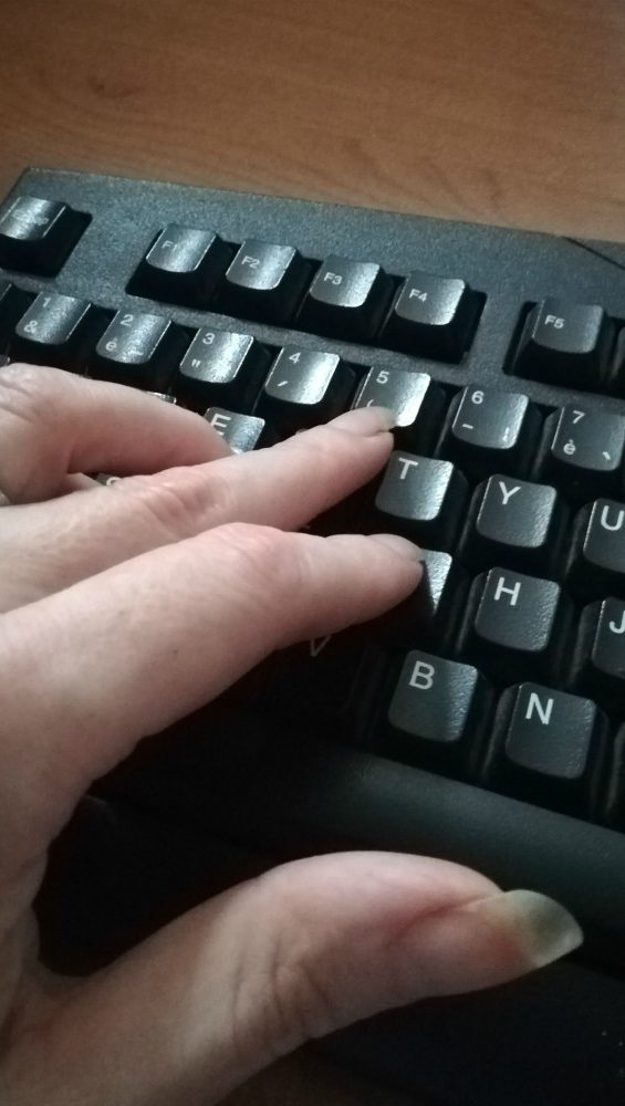 Frappe avec ongles sur clavier par Aide Office