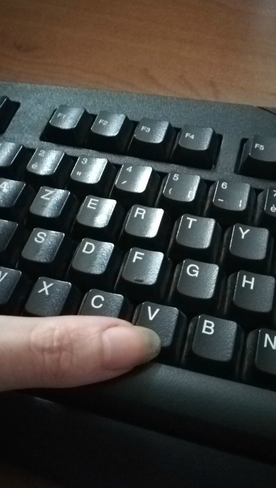 frappe au clavier par secrétaire avec ongle